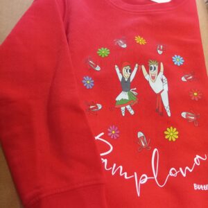 Sudadera infantil/adulto de algodón orgánico con estampación de dantzaris, disponible en rojo, verde y naranja, diseño exclusivo de ButtiBou Pamplona. Organic cotton sweatshirt for kids/adults with Dantzaris print, available in red, green, and orange, exclusive design by ButtiBou Pamplona