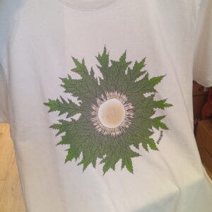 camiseta Eguzkilore color natural de ButtiBou Pamplona, símbolo navarro de protección inspirado en la flor del sol