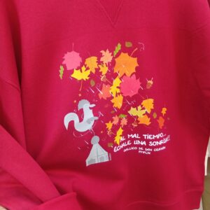 SudaderaGallico de San Cernin en color hibiscus red, diseño de ButtiBou Pamplona con hojas otoñales , lluvia y la frase " Al mal tiempo...échale una sonrisa"