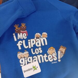 Sudadera infantil con cremallera azul y frase “Me flipan los gigantes!” de ButtiBou Pamplona, mezcla de algodón con felpa. Blue kids zip-up sweatshirt with the phrase “Me flipan los gigantes!” by ButtiBou Pamplona, cotton blend with fleece