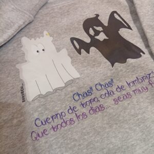 Sudadera infantil gris orgánica con estampación de becerrito fantasma y frase divertida de Halloween “¡Chas chas! Cuerno de toro, cola de lombriz, que todos los días seas muy feliz”, diseño exclusivo de ButtiBou Pamplona. Grey organic kids’ sweatshirt with ghost calf print and fun Halloween phrase “Chas chas! Bull’s horn, worm’s tail, may every day be happy” – exclusive design by ButtiBou Pamplona.