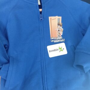 Sudadera infantil con cremallera azul y frase “Me flipan los gigantes!” vista de frente, mezcla de algodón con felpa de ButtiBou Pamplona. Front view of blue kids zip-up sweatshirt with the phrase “Me flipan los gigantes!”, cotton blend with fleece by ButtiBou Pamplona