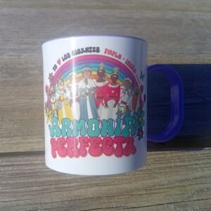 Taza de plástico con diseño de los Gigantes de Pamplona en armonía, apta para microondas y lavavajillas, ligera y resistente. Plastic mug featuring Pamplona Giants in harmony design, microwave and dishwasher safe, lightweight and durable.