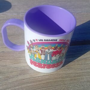 Taza de plástico ligera con ilustración de los Gigantes de Pamplona en armonía, diseño exclusivo de ButtiBou Pamplona. Lightweight plastic mug with the Pamplona Giants in harmony illustration, exclusive ButtiBou Pamplona design.