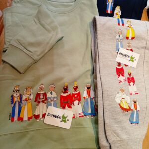 Conjunto infantil ¡ Aupa los Gigantes! de ButtiBou Pamplona, con sudadera y pantalon a juego, estampado con la comparsa de gigantes, ropa divertida, comoda y con tradición navarra para niños, conjubnto perfecto como regalo local o recuerdo de pamplona.