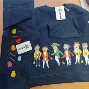 Conjunto infantil azul marino Kilikis y Vergas de colores con sudadera y pantalón, diseño divertido y colorido de ButtiBou Pamplona . Navy blue kids set Kilikis and Vergas de colores with sweatshirt and pants, fun and colorful design by ButtiBou Pamplona