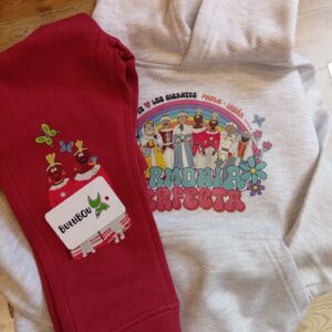 Conjunto infantil Gigantes en Armonía Teja de ButtiBou Pamplona con sudadera gris y pantalón estampado de gigantes y mariposas.