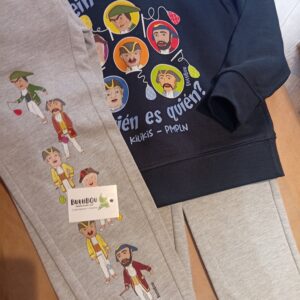 Conjunto infantil “Quién es quién” Kilikis de Pamplona con sudadera azul de algodón orgánico y pantalón gris afelpado estampado de kilikis y vergas de colores. “Quién es quién” children’s Kilikis outfit from Pamplona with blue organic cotton sweatshirt and grey fleece trousers printed with Kilikis and colorful Vergas
