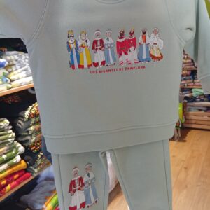 Conjunto de bebé con sudadera y pantalón de algodón orgánico Mini Arata & Selim-pia inspirado en los gigantes de Pamplona de ButtiBou Pamplona. Baby set with sweatshirt and pants in organic cotton Mini Arata & Selim-pia inspired by the giants of Pamplona by ButtiBou Pamplona