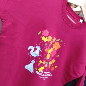 Sudadera oversize granate de mujer con el gallico de San Cernin de Pamplona de ButtiBou Pamplona. Burgundy oversized women's sweatshirt with the San Cernin rooster of Pamplona by ButtiBou Pamplona